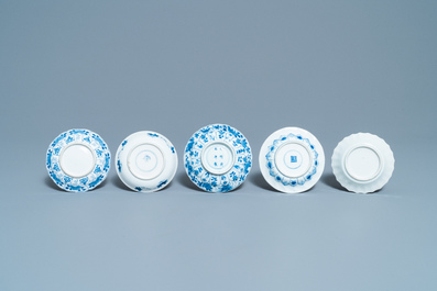 Une grande collection de tasses et soucoupes en porcelaine de Chine en bleu et blanc, Kangxi/Qianlong
