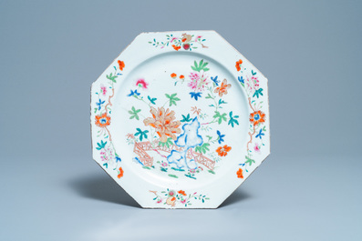 Deux plats en porcelaine de Chine en bleu et blanc et famille rose, Qianlong