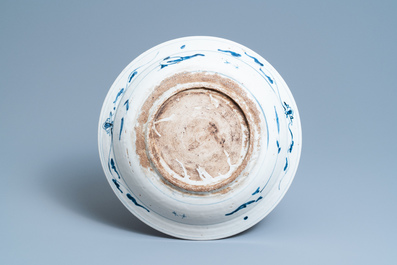 Un plat en porcelaine de Chine en bleu et blanc dite 'de Swatow' &agrave; d&eacute;cor de cerfs, Ming