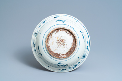 Deux grands plats en porcelaine de Chine en bleu et blanc dite 'de Swatow', Ming