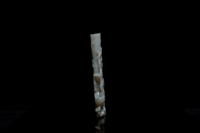 Un vase en jade sur socle ajour&eacute;, Chine, Qing