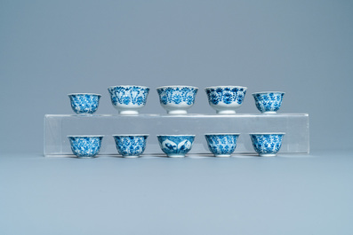Une grande collection de tasses et soucoupes en porcelaine de Chine en bleu et blanc, Kangxi/Qianlong