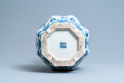 Un vase de forme 'hu' en porcelaine de Chine en bleu et blanc, marque de Qianlong, 19&egrave;me