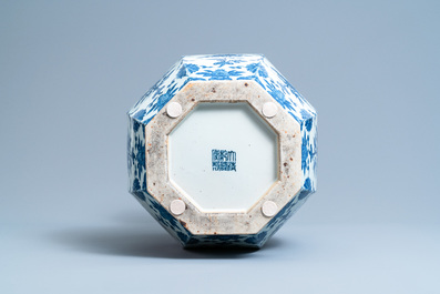 Een Chinese blauw-witte hexagonale 'hu' vaas met floraal decor, Qianlong merk, 19e eeuw