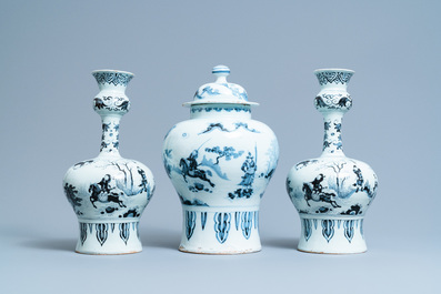 Une garniture de trois vases en fa&iuml;ence de Delft en bleu et blanc &agrave; d&eacute;cor de chinoiserie, 17/18&egrave;me
