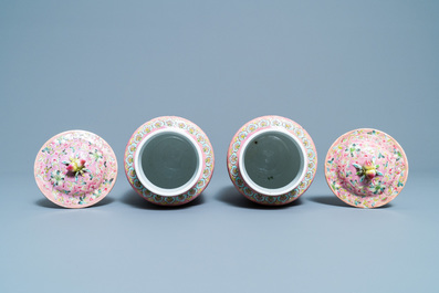 Une paire de vases couverts en porcelaine de Chine famille rose, marque de Hongxian, R&eacute;publique