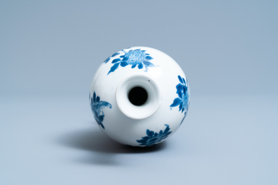 Un vase en porcelaine de Chine en bleu et blanc &agrave; d&eacute;cor floral, Kangxi