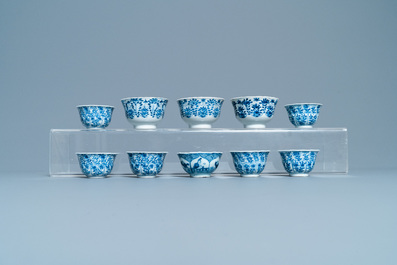 Une grande collection de tasses et soucoupes en porcelaine de Chine en bleu et blanc, Kangxi/Qianlong