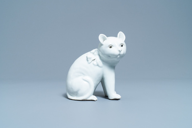 Een Chinees Dehua blanc de Chine model van een kat op houten sokkel, 19e eeuw