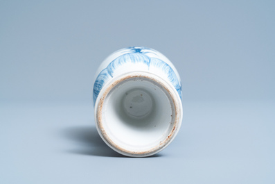 Een Chinese blauw-witte vaas met floraal decor, Kangxi
