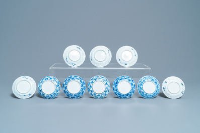 Une grande collection de tasses et soucoupes en porcelaine de Chine en bleu et blanc, Kangxi/Qianlong