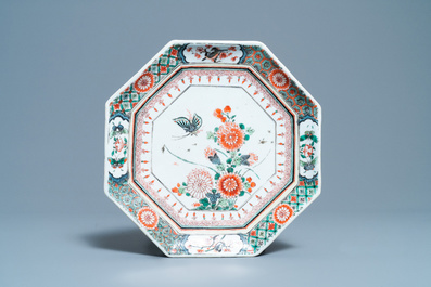 Een octagonale Chinese famille verte tazza, Kangxi