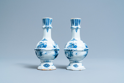 Een paar blauw-witte Delftse chinoiserie vazen, eind 17e eeuw