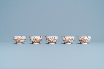 Cinq tasses et soucoupes en porcelaine de Chine en rouge de fer et dor&eacute;, Yongzheng/Qianlong