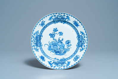 Deux plats en porcelaine de Chine en bleu et blanc et famille rose, Qianlong