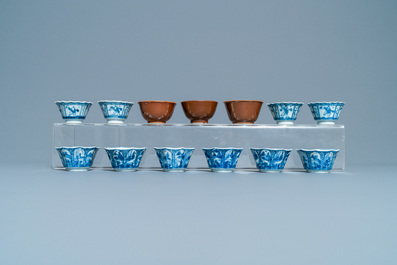 Une grande collection de tasses et soucoupes en porcelaine de Chine en bleu et blanc, Kangxi/Qianlong