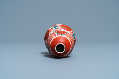 Een Chinese polychrome Swatow kalebasvaas, Ming