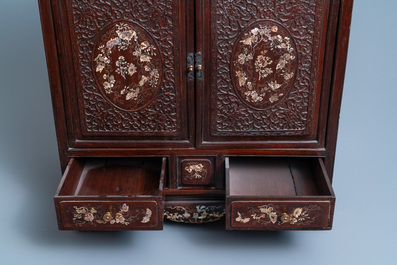 Un cabinet &agrave; deux portes en bois sculpt&eacute; incrust&eacute; de nacre, Chine, 19&egrave;me