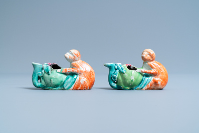 Une paire de compte-gouttes en forme de singe portant une p&ecirc;che en porcelaine de Chine famille rose, 19&egrave;me