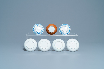 Une grande collection de tasses et soucoupes en porcelaine de Chine en bleu et blanc, Kangxi/Qianlong