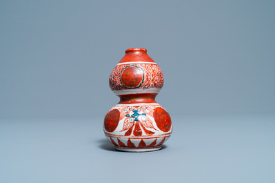 Een Chinese polychrome Swatow kalebasvaas, Ming