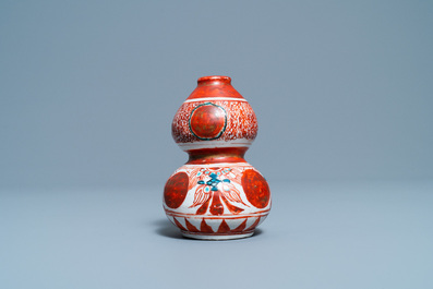 Un vase de forme double gourde en porcelaine de Chine polychrome dite 'de Swatow', Ming