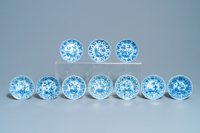 Une grande collection de tasses et soucoupes en porcelaine de Chine en bleu et blanc, Kangxi/Qianlong