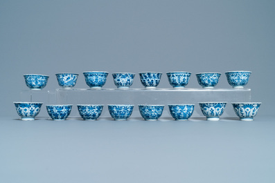 Une grande collection de tasses et soucoupes en porcelaine de Chine en bleu et blanc, Kangxi/Qianlong