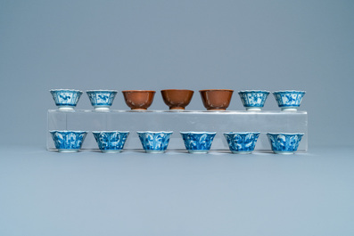Une grande collection de tasses et soucoupes en porcelaine de Chine en bleu et blanc, Kangxi/Qianlong