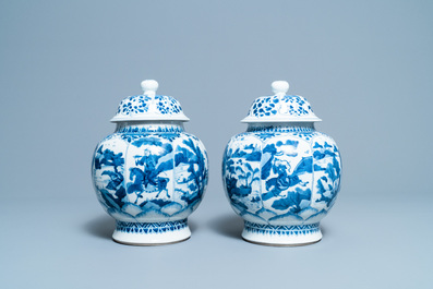 Een paar Chinese blauw-witte dekselvazen met jachtsc&egrave;nes, Kangxi
