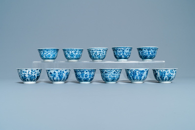 Une grande collection de tasses et soucoupes en porcelaine de Chine en bleu et blanc, Kangxi/Qianlong