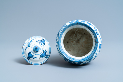 Een Chinese blauw-witte dekselpot met feniksen, Wanli
