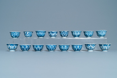 Une grande collection de tasses et soucoupes en porcelaine de Chine en bleu et blanc, Kangxi/Qianlong