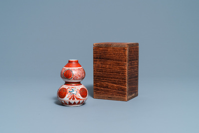 Un vase de forme double gourde en porcelaine de Chine polychrome dite 'de Swatow', Ming