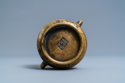 Un br&ucirc;le-parfum en bronze, marque de Xuande, Qing