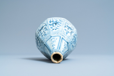 Un vase de forme bouteille octagonale en porcelaine de Chine en bleu et blanc, Hongwu