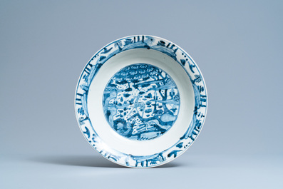 Twee grote Chinese blauw-witte Swatow schotels, Ming