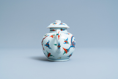 Une th&eacute;i&egrave;re couverte en porcelaine de Chine wucai &agrave; d&eacute;cor de dragons, R&eacute;publique