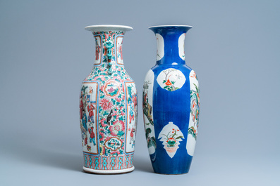 Een Chinese famille rose vaas en een famille verte vaas met poederblauwe fondkleur, 19e eeuw