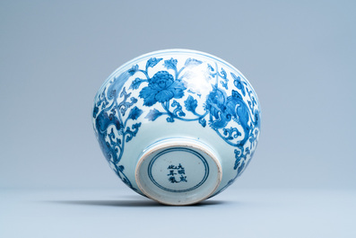 Een Chinese blauw-witte kom met boeddhistische leeuwen, Chenghua merk, Jiajing/Wanli