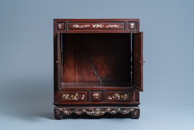 Een Chinese met parelmoer ingelegde houten tweedeurskast, 19e eeuw
