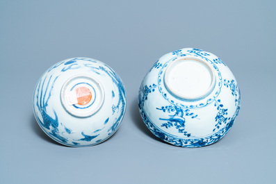 Deux bols en porcelaine de Chine en bleu et blanc et un vase en bronze, Ming