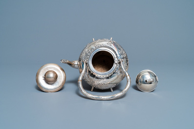 Een Chinese zilveren theepot op komfoor, Luen Wo, Shanghai, 19e eeuw