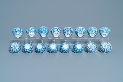 Une grande collection de tasses et soucoupes en porcelaine de Chine en bleu et blanc, Kangxi/Qianlong