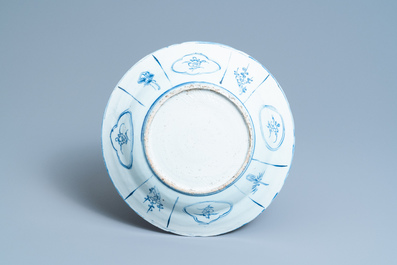 Un plat en porcelaine de Chine en bleu et blanc de type kraak &agrave; d&eacute;cor de joueurs de go, Wanli