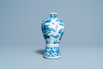 Un vase de forme 'meiping' en porcelaine de Chine en bleu et blanc, Wanli