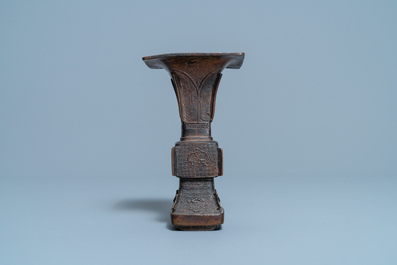 Deux bols en porcelaine de Chine en bleu et blanc et un vase en bronze, Ming