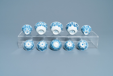 Une grande collection de tasses et soucoupes en porcelaine de Chine en bleu et blanc, Kangxi/Qianlong