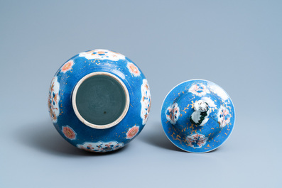 Un vase couvert en porcelaine de Chine &agrave; fond bleu poudr&eacute;, Kangxi