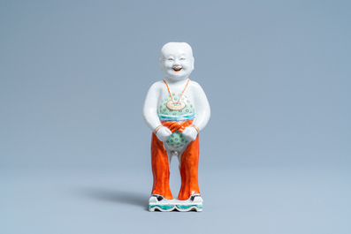Een Chinese famille verte waterdruppelaar in de vorm van een plassende jongen, Qianlong